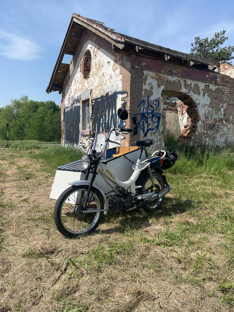 Moped so sidecarou