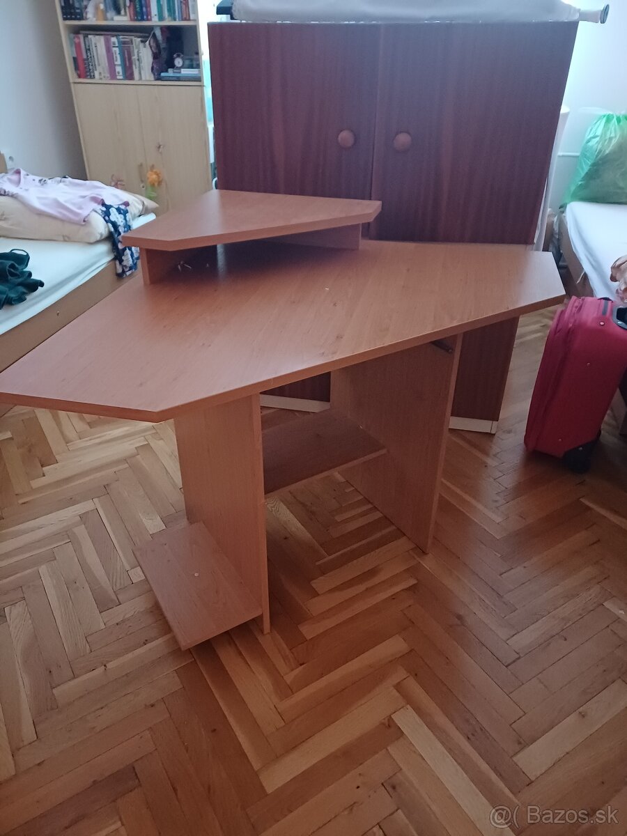 Rohovy pc stol