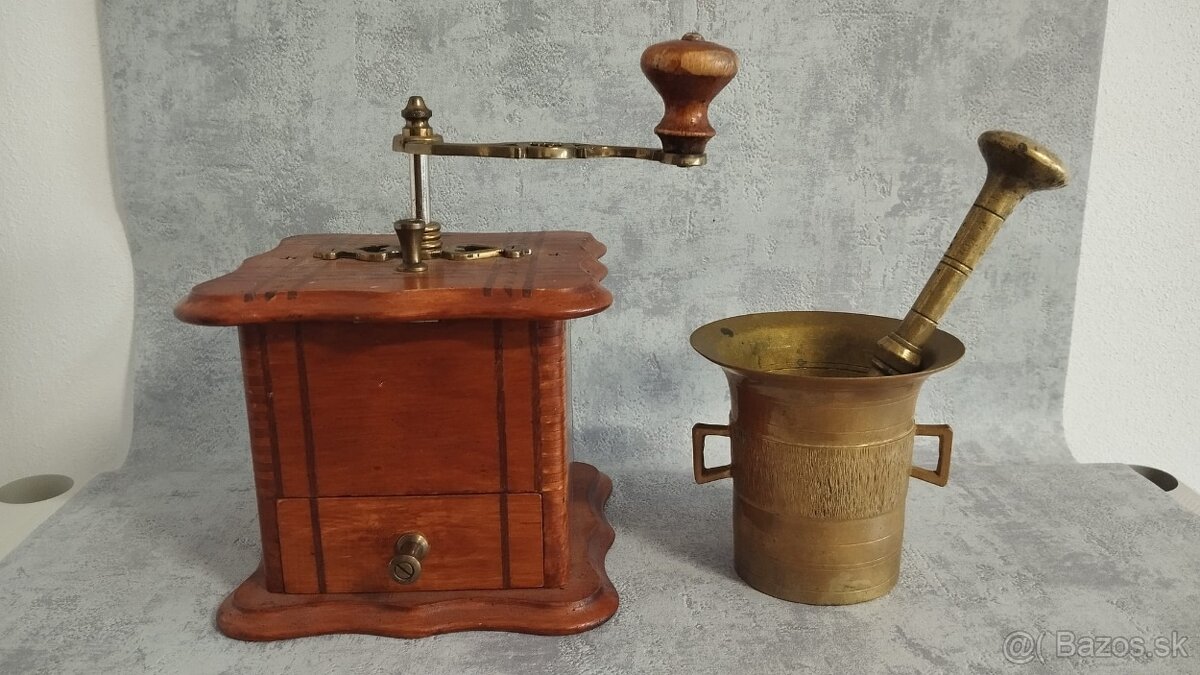 Starý mlyncek na kávu s intarzii viz.foto.  + maziar za 64e