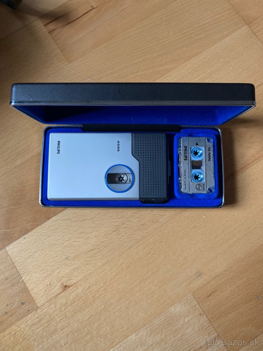 Vintage 35 mm filmová kamera s indikátorom „Bat. Check”