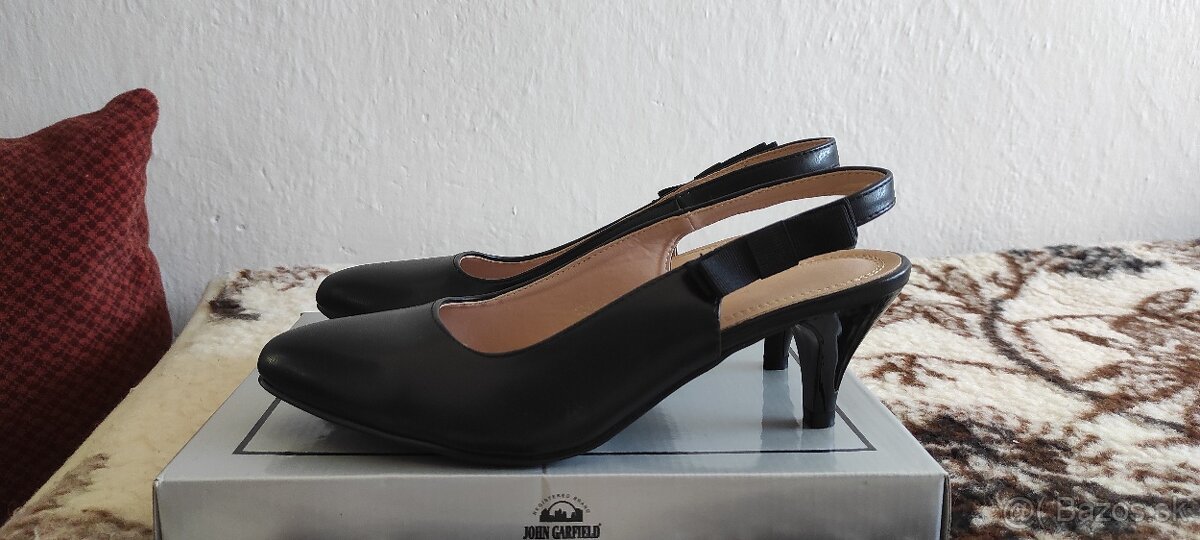 Nové čierne lodičky na nízkom podpätku veľ. 40