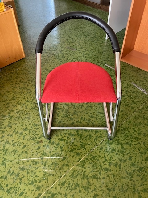 kovové stoličky