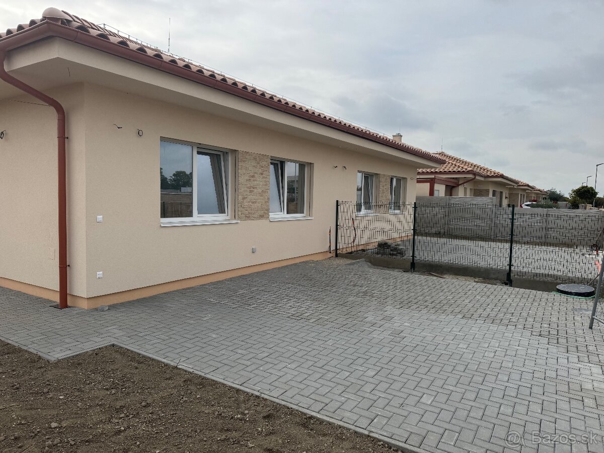 SKOLAUDOVANÝ 86,5m2 4 izbový byt v bungalove v Rovinke