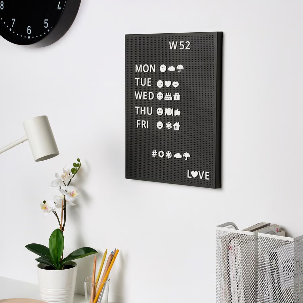 Tabuľa SVENSÅS(IKEA) s písmenkami.