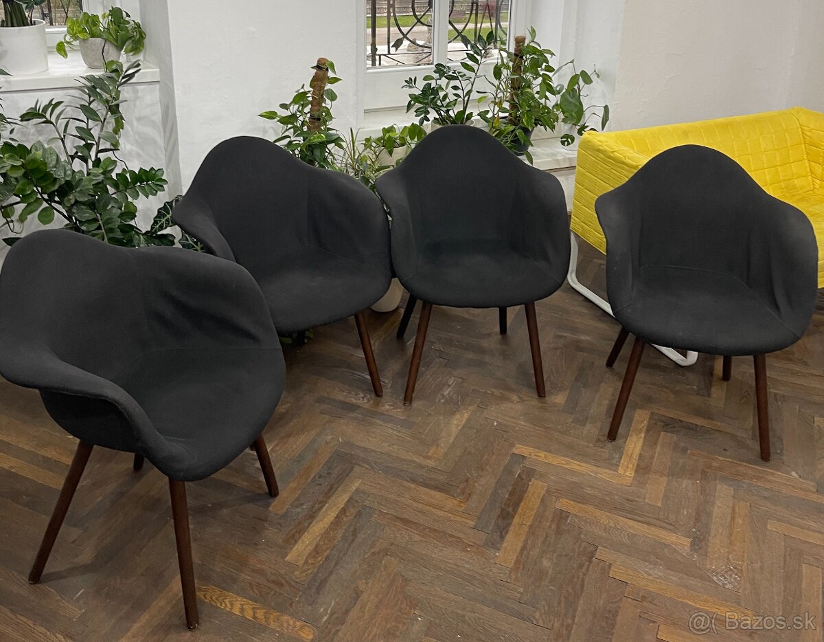 Čalúnené kreslá s drevenými nohami – set 4 ks