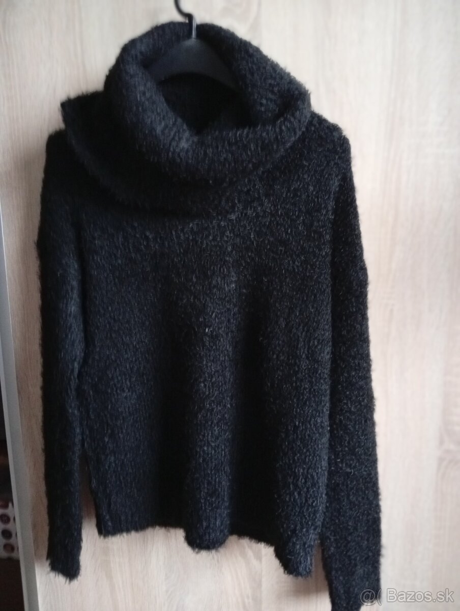 Čierny pulóver