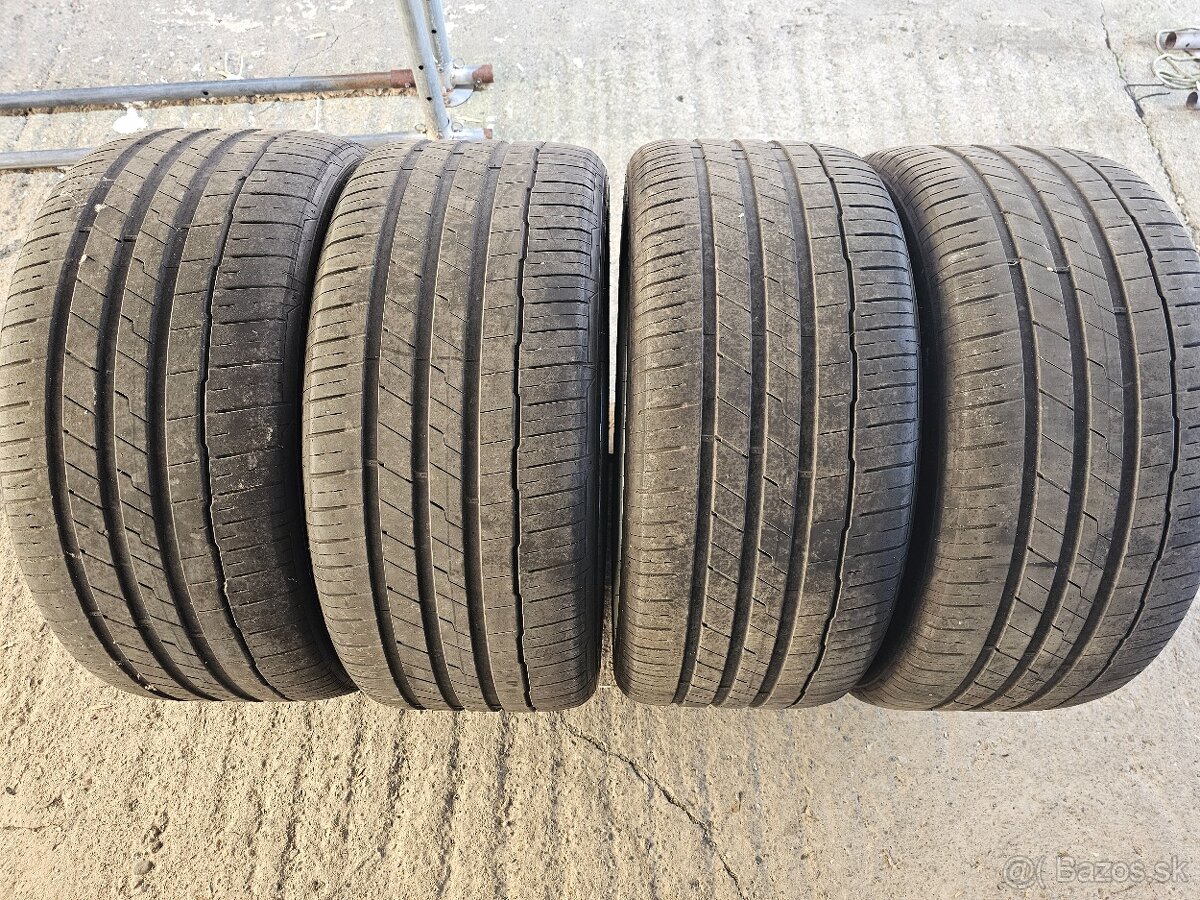 285/40R22