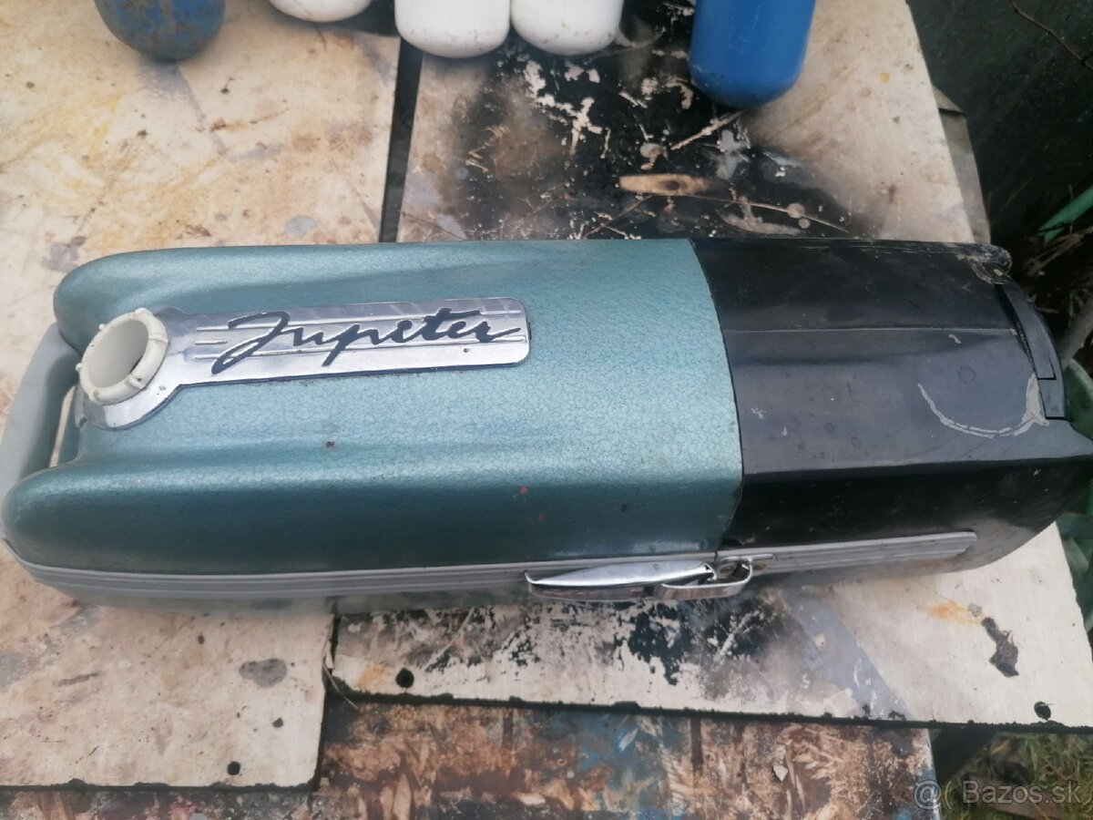 Retro vysávač, kantar lampa