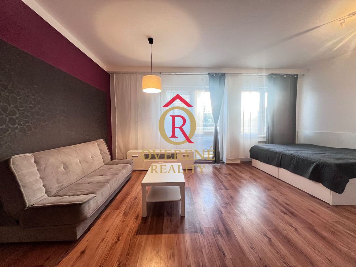 Na prenájom priestranný 1-izbový byt s balkónom – Banská Bys