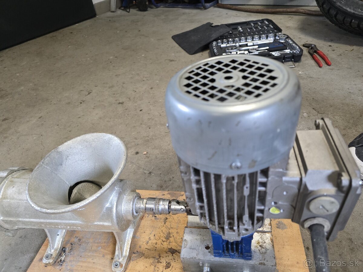 Elektromotor s prevodovkou