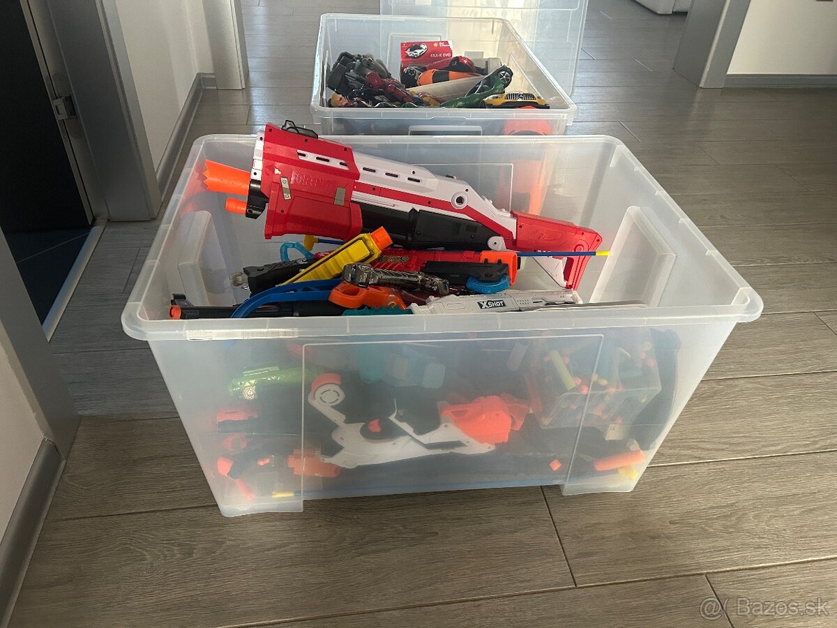 Plny box pištolí a náboje
