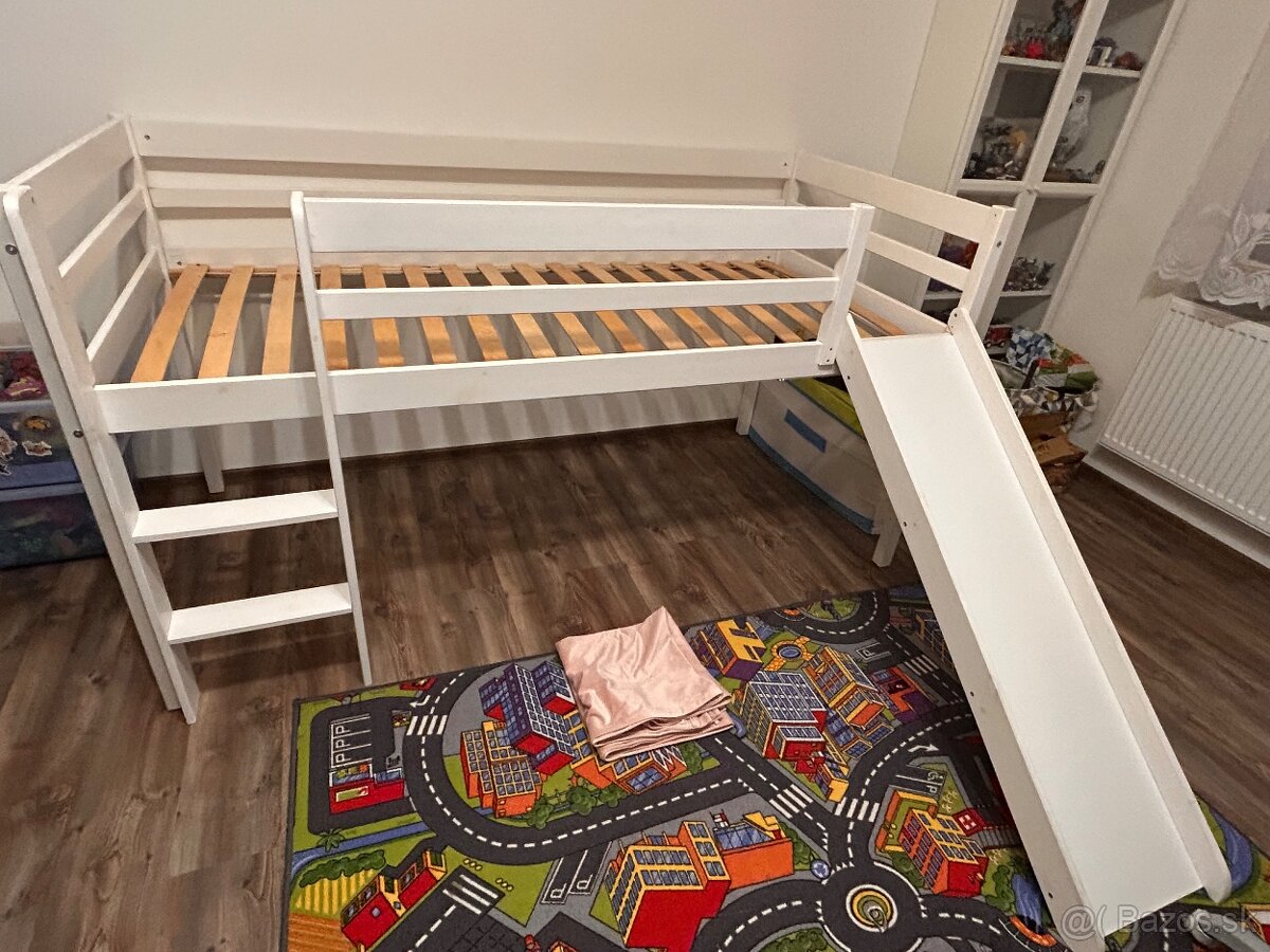 Postel so šmyklávkou