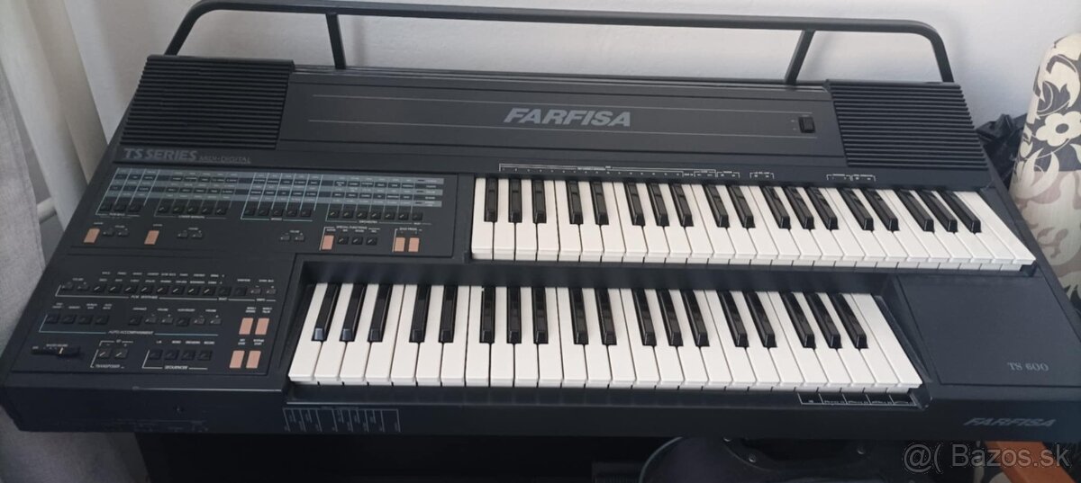 Predám elektrické dvojradové varhany Farfisa TS600