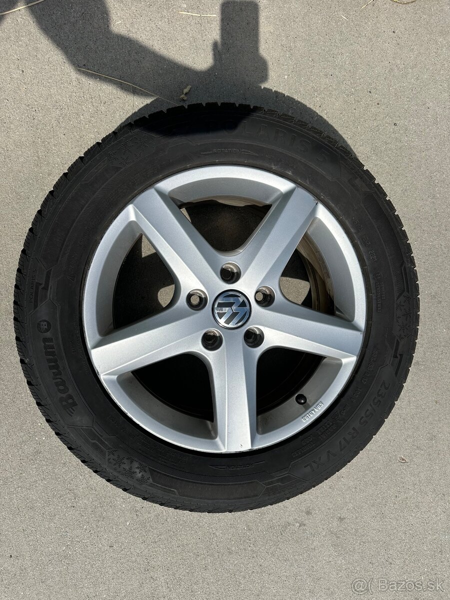 Zliatinové disky 235/55 R17 + 2 sady pneu (VW T5, T6)