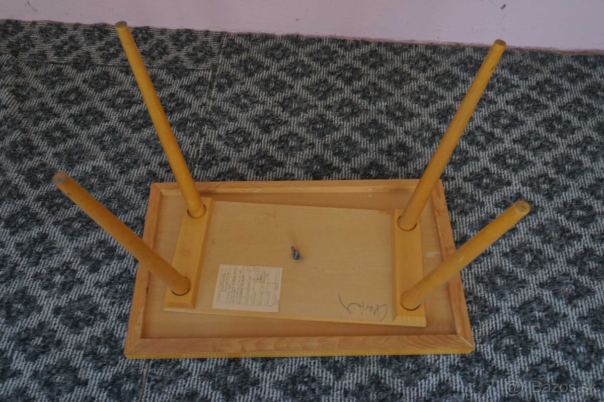 Stolík pod televízor