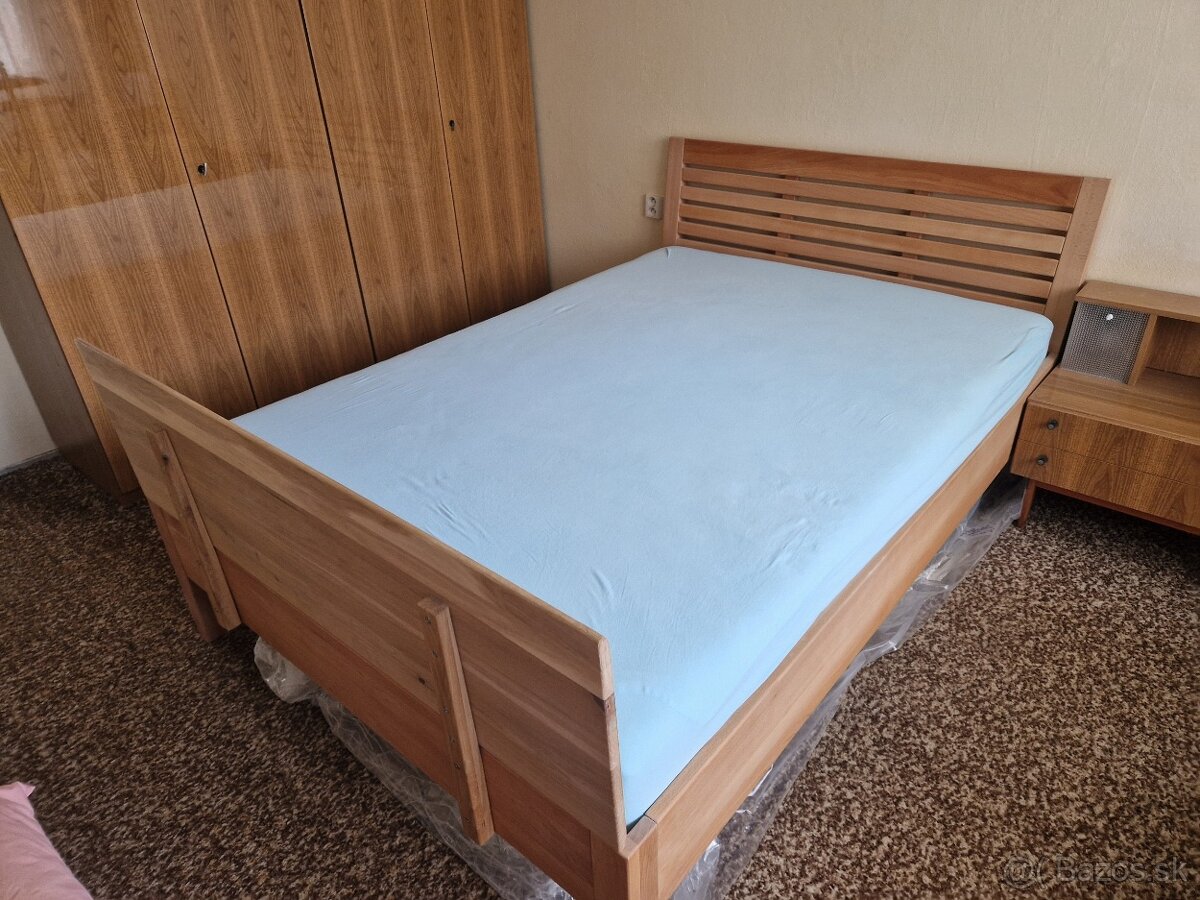 Posteľ 140x200cm vo výbornom stave.(bez matraca)