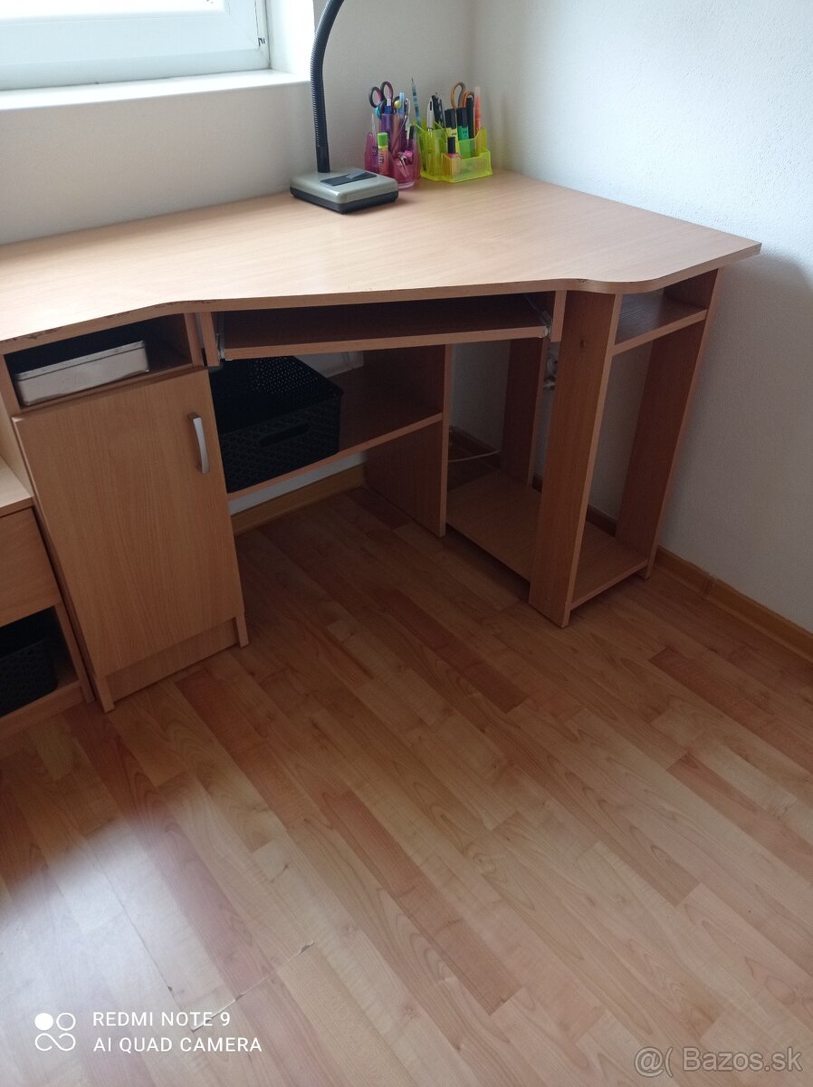 Predám rohový písací stôl