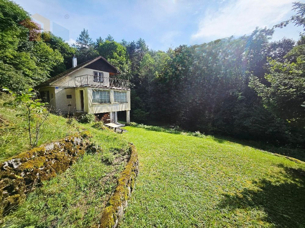 REKREAČNÁ CHATA - / ŠÍPKOV / POZEMOK 1209 m2  / DVOJPODLAŽNÁ