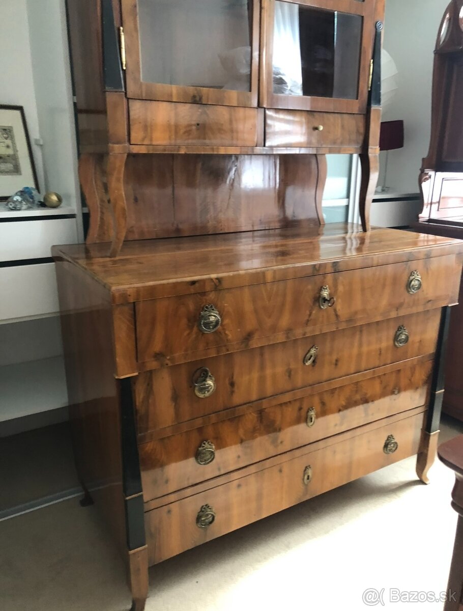 starožitná  biedermeier komoda/vitrína