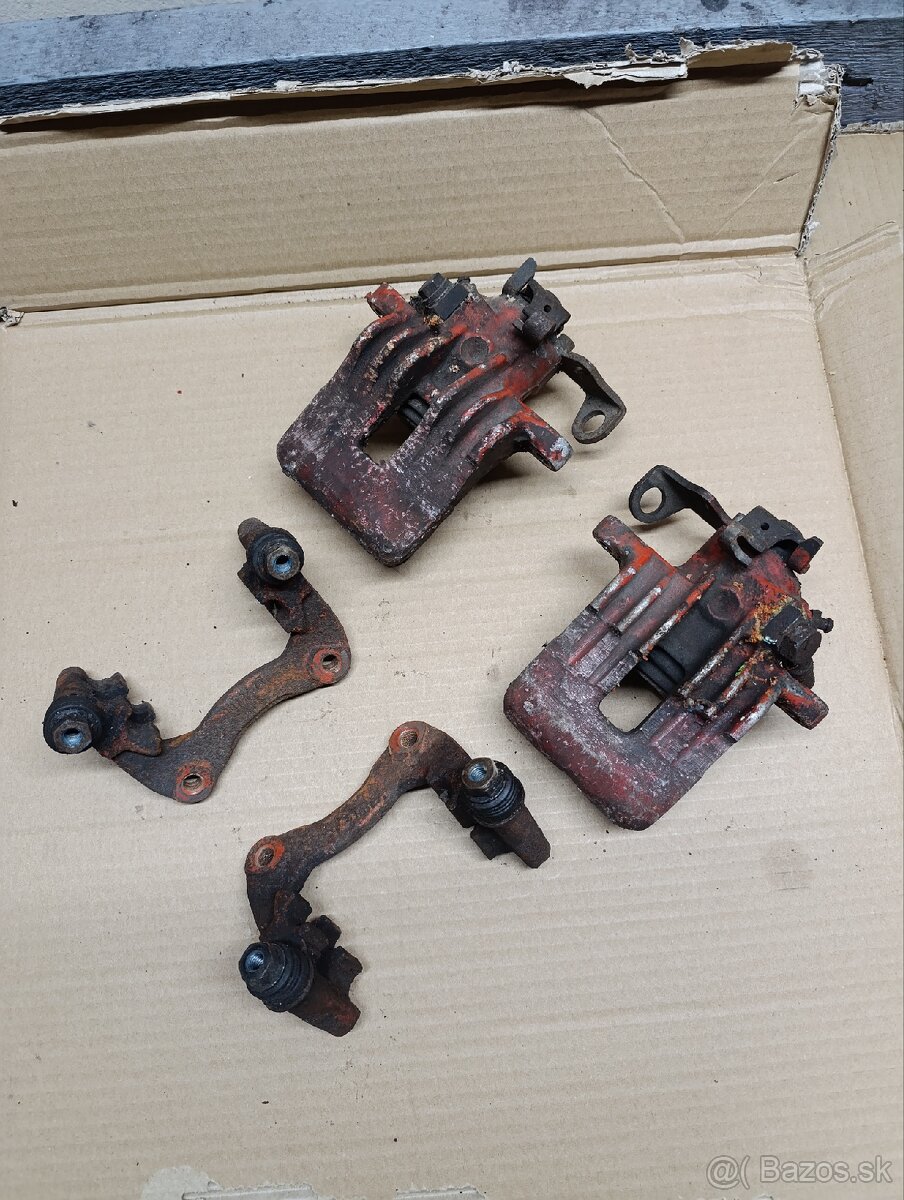 Vw Polo 6n2 zadné držiaky strmenov