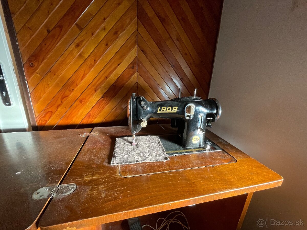 Retro šijací stroj Lada 233 – kovový, spoľahlivý
