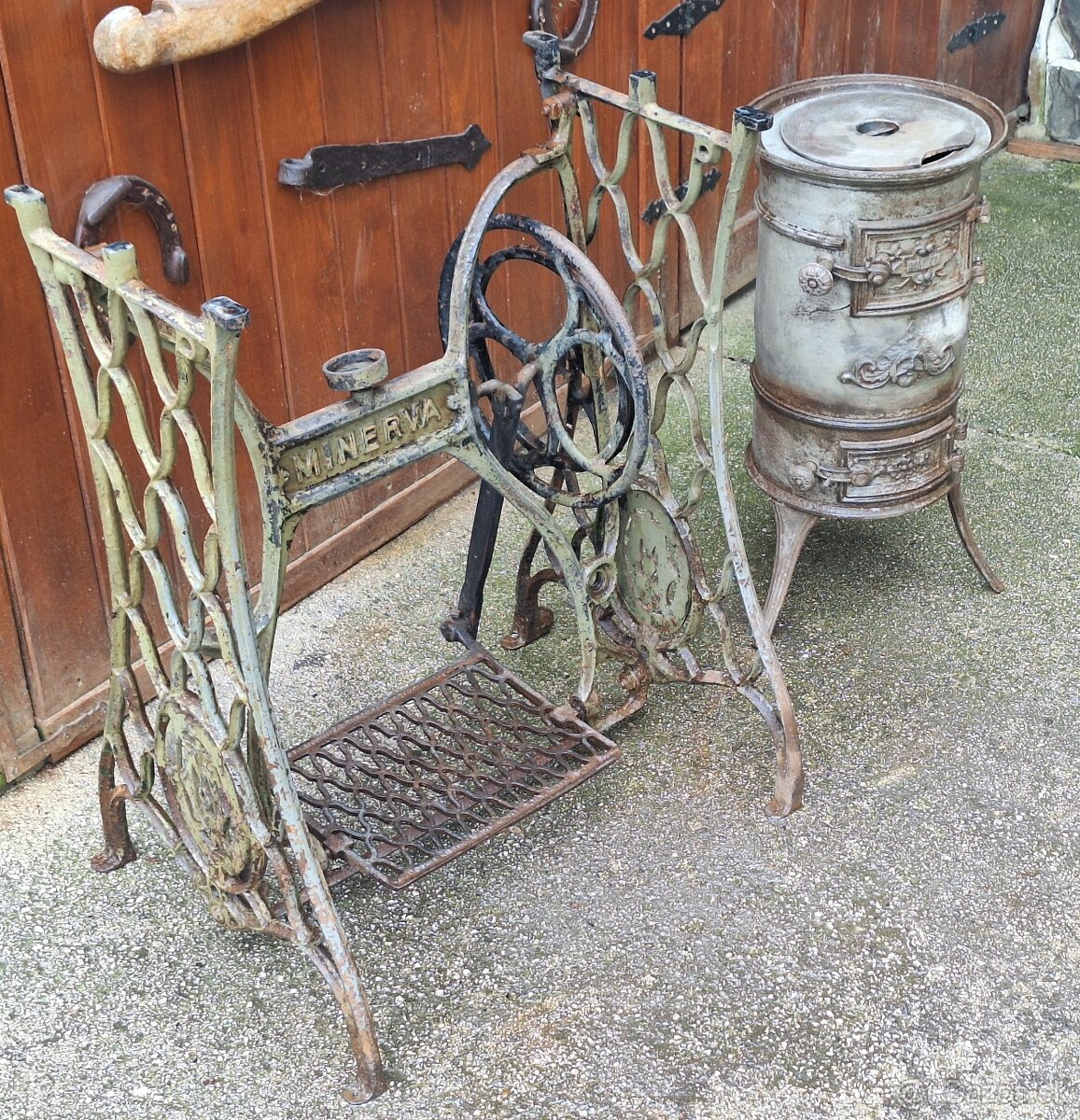 Stojan šijacej mašiny piecka