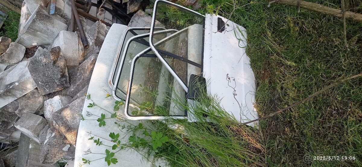 Predám dvere kapotu škoda 120L