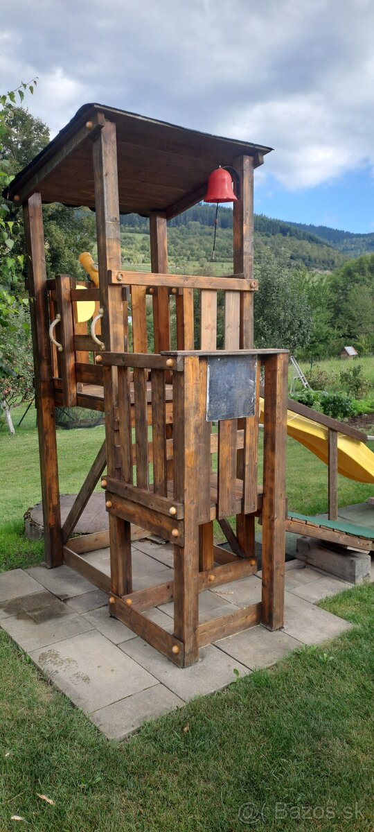 Záhradný domček zo šmyklavkou
