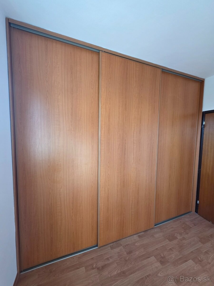 Vstavaná skriňa