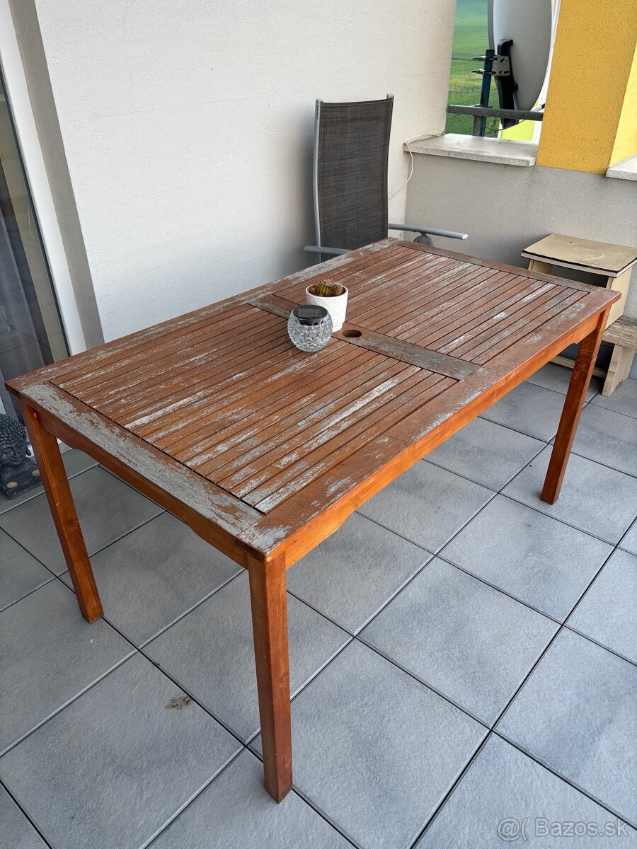 Zahradny dreveny stol