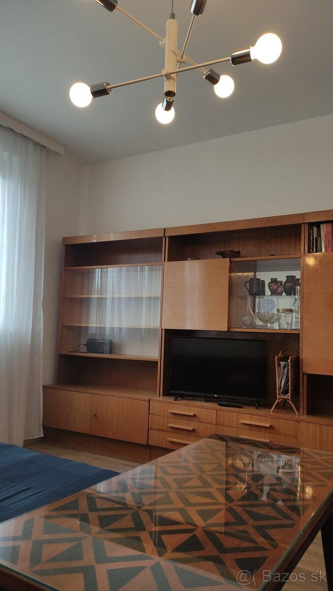 Darujem obývaciu stenu