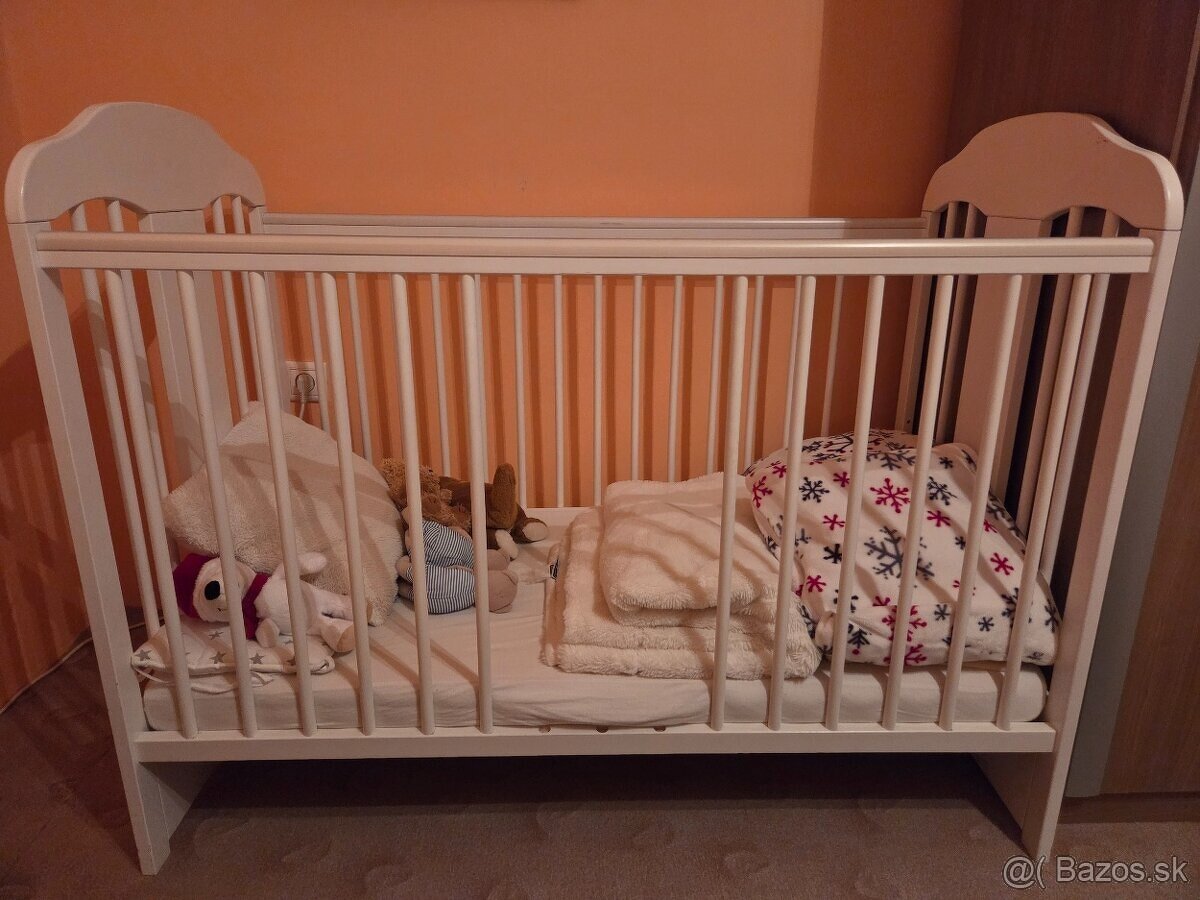 drevená detská postieľka s príslušenstvom