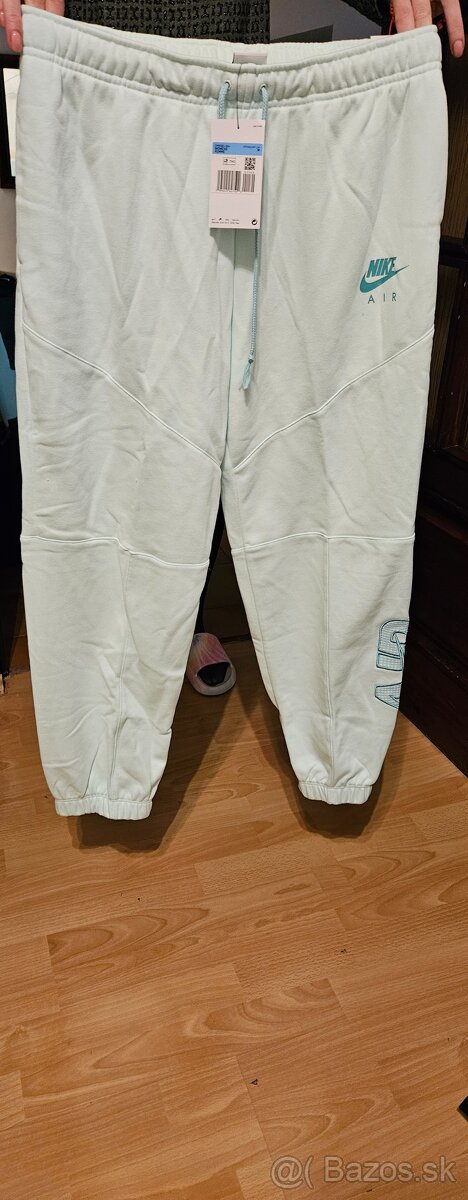 Nove teplaky Nike v. M-L