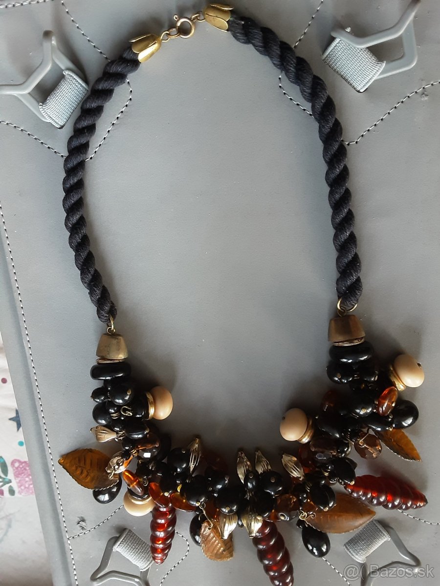 Predaj retro náhrdelníkov, náušníc, klipsní a brošní