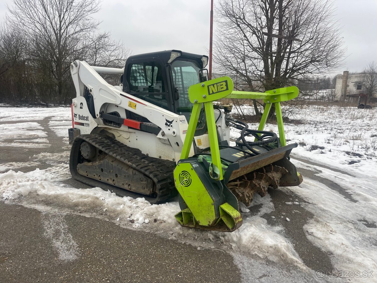 Bobcat T870 s lesnou frezou