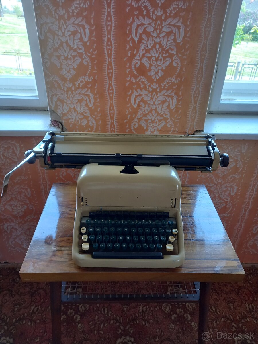 Predám retro písací stroj.