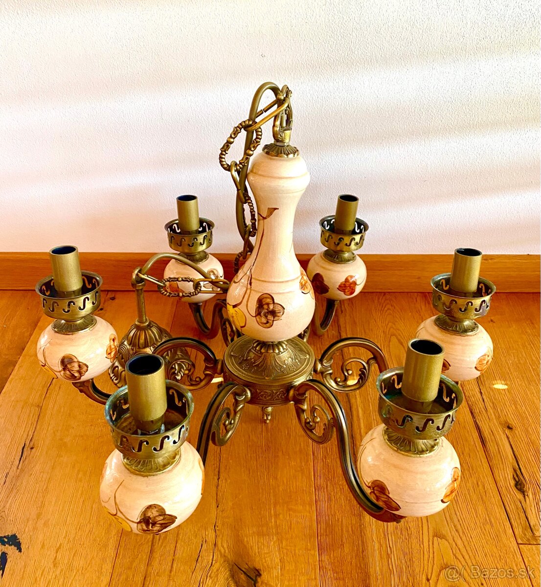 Starý mosazný lustr s porcelánem