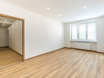 NA PRENÁJOM MODERNÝ, PRIESTRANNÝ 2IZBOVÝ BYT S LOGGIOU, KE I