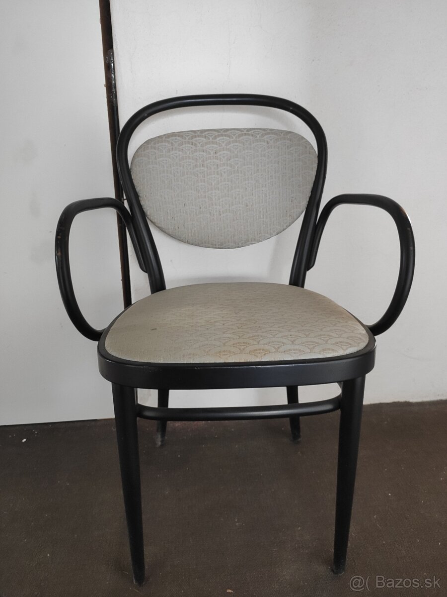 Thonet stolička z ohýbaného dreva
