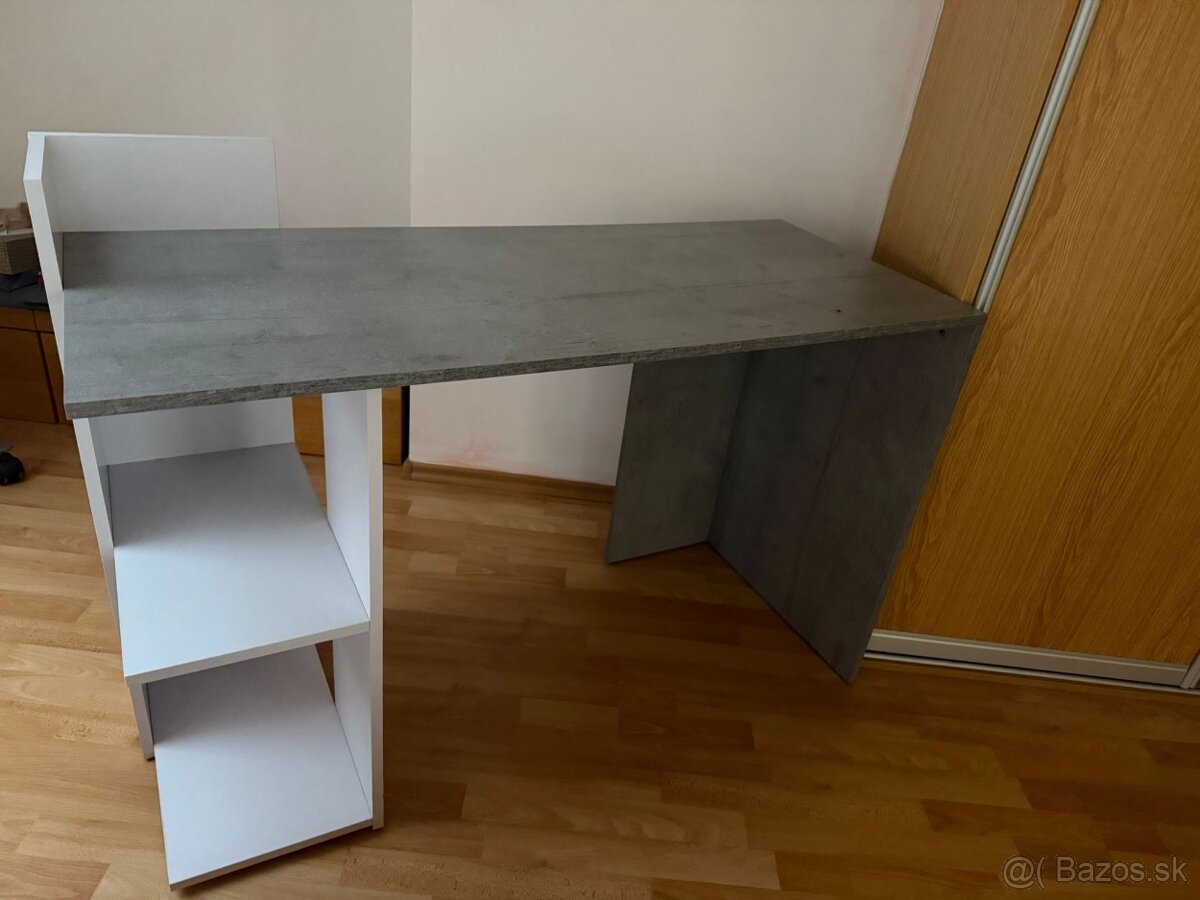 Písací stôl a stoliička