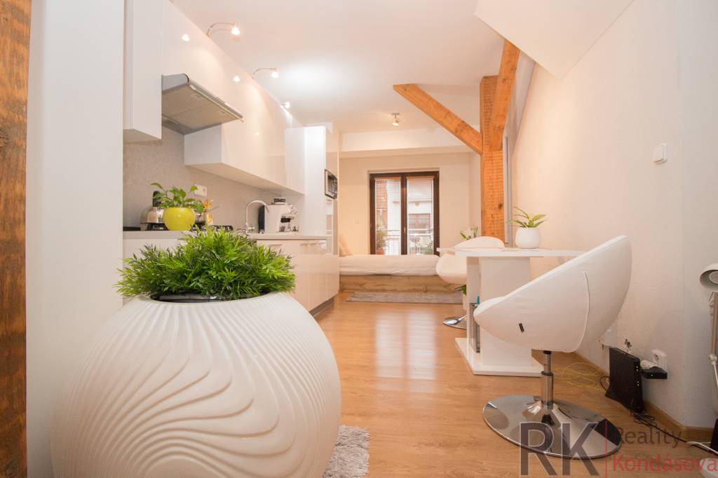 Tehlový byt v centre Košíc, s balkónom a výťahom