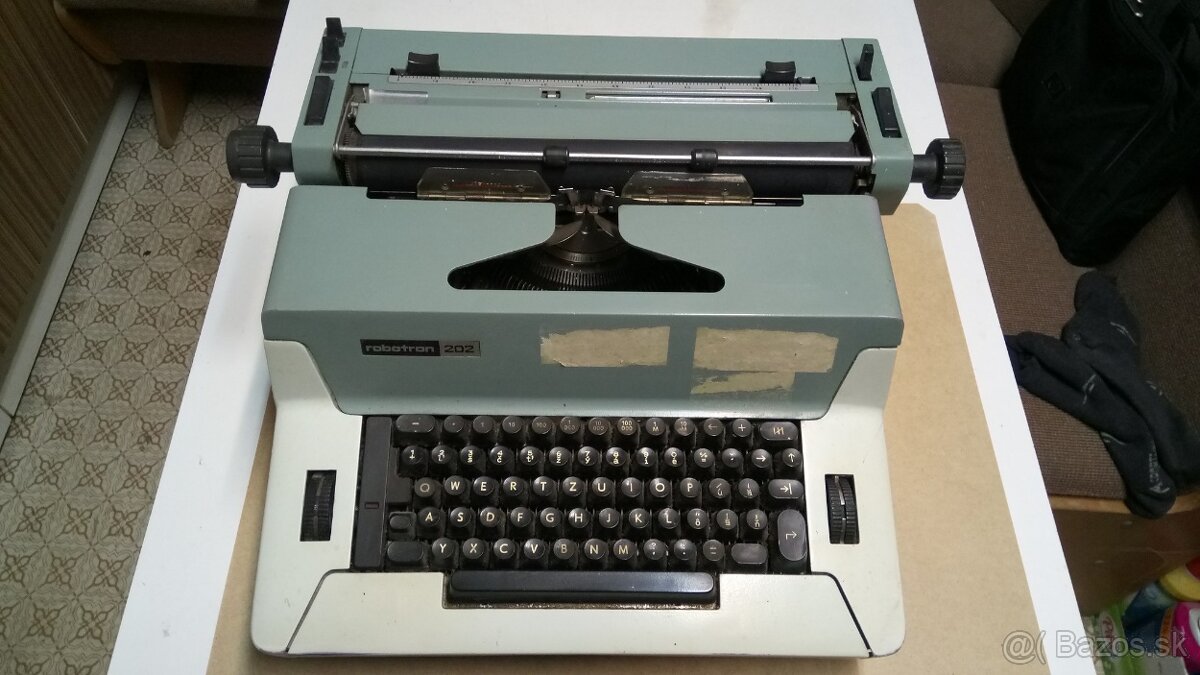 Elektrický písací stroj Robotron202.
