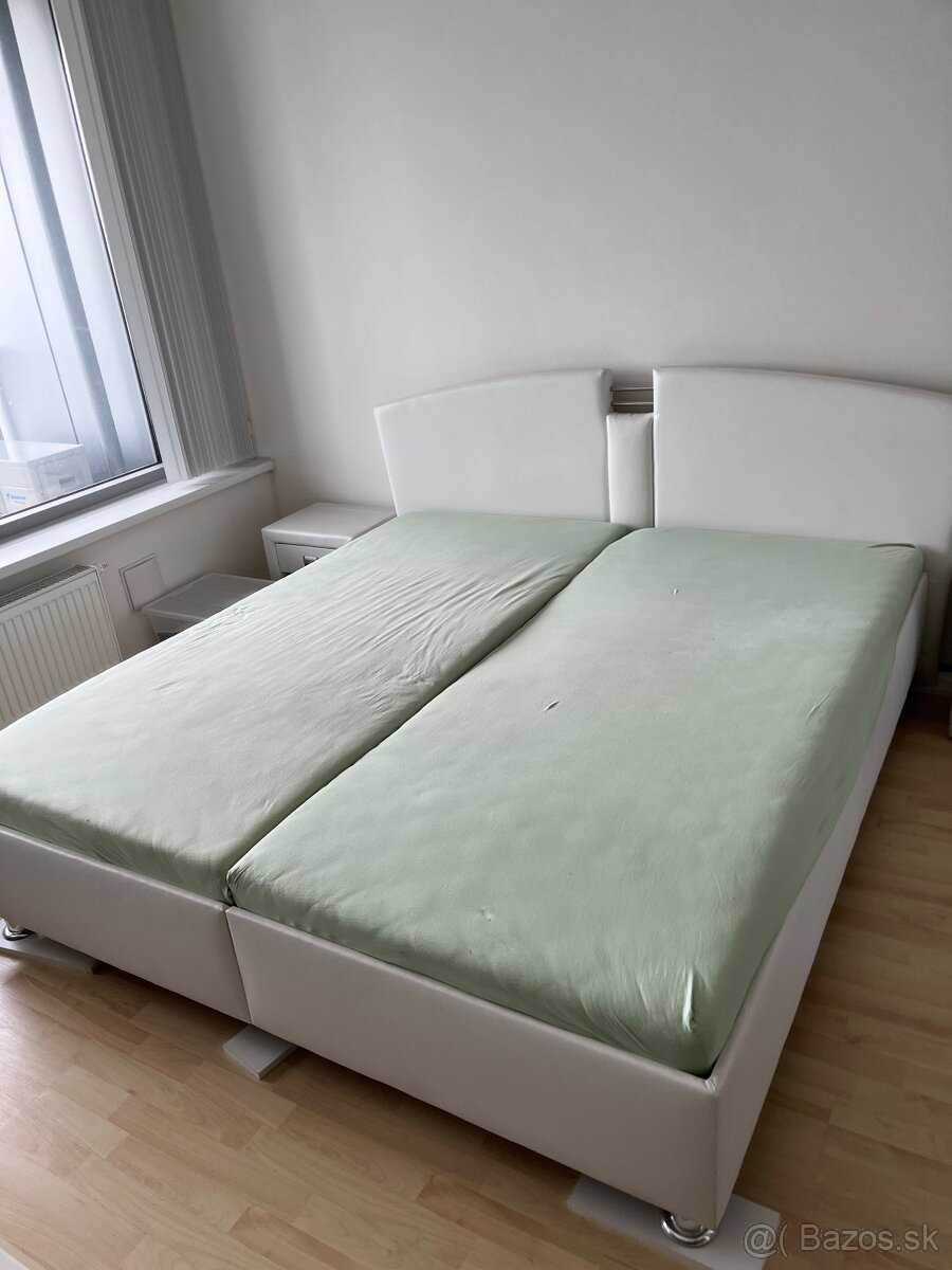 Manželská posteľ s úložným priesrorom