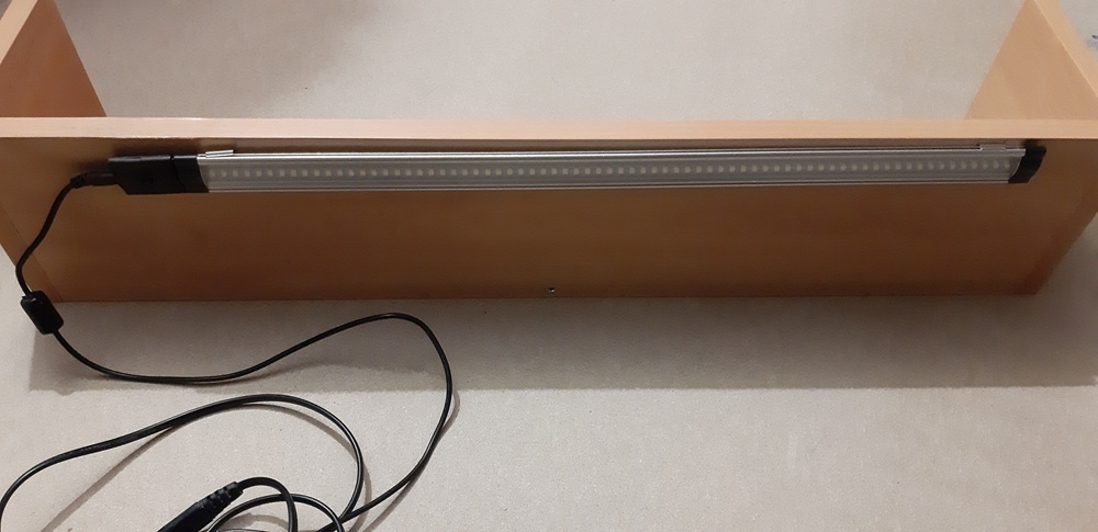 Polička s LED svetlom – buk