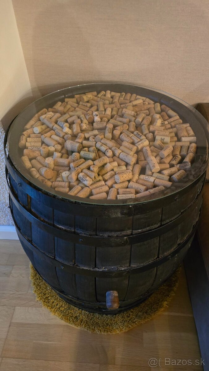 drevený sudový stôl