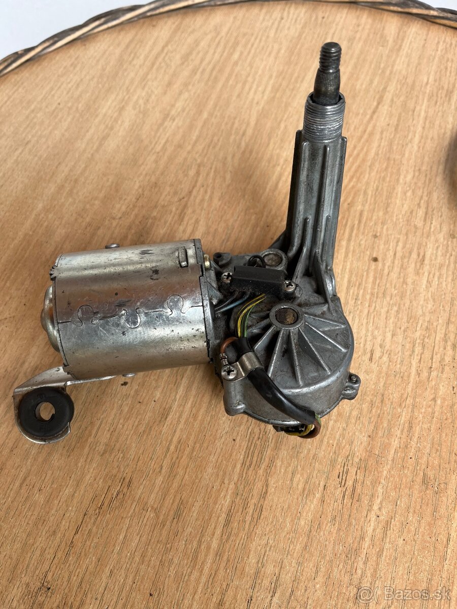 Motorcek zad stierača