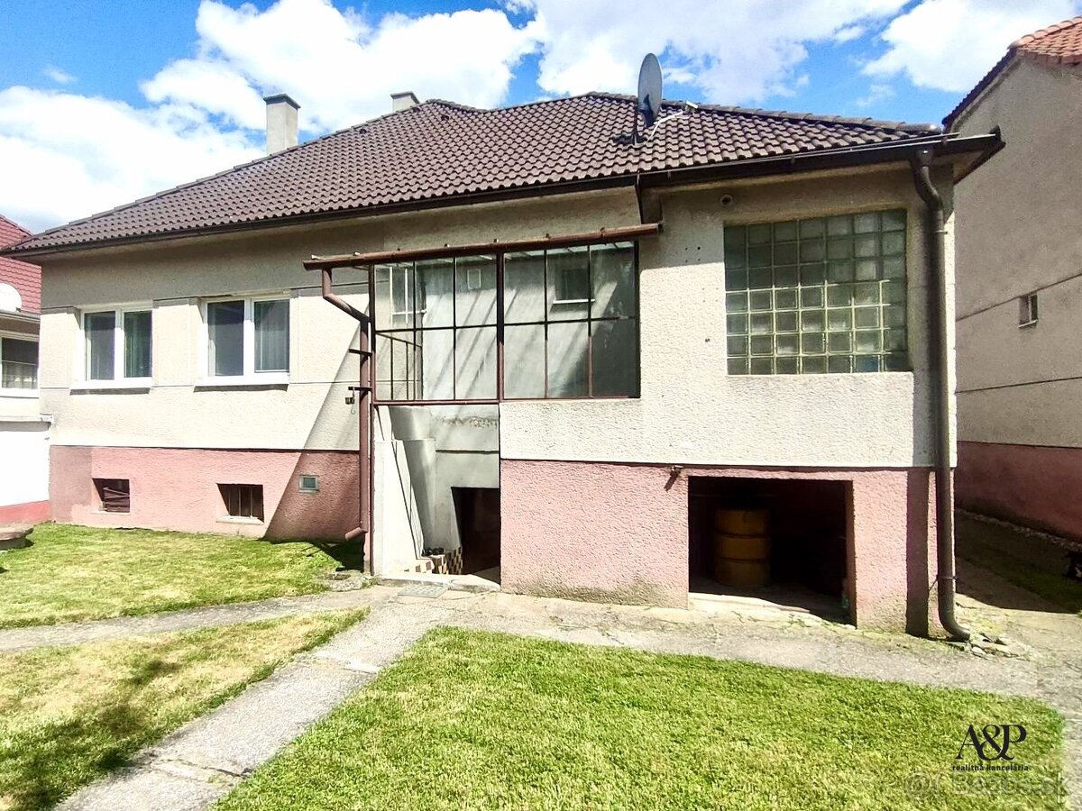NA PREDAJ 4 IZBOVÝ RODINNÝ DOM S GARÁŽOU, POZEMOK 800 M2, KU