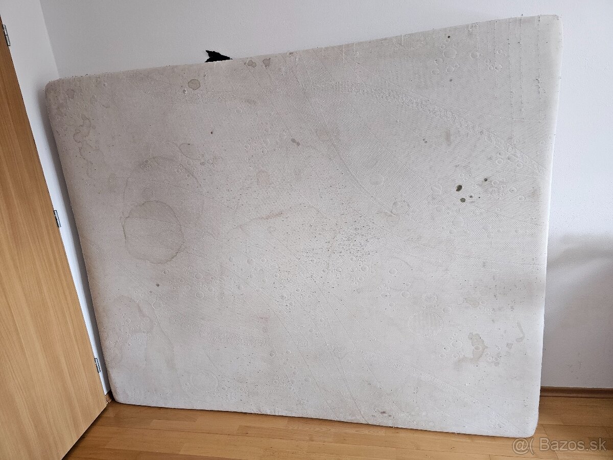 Špinavý matrac na manželstvo posteľ