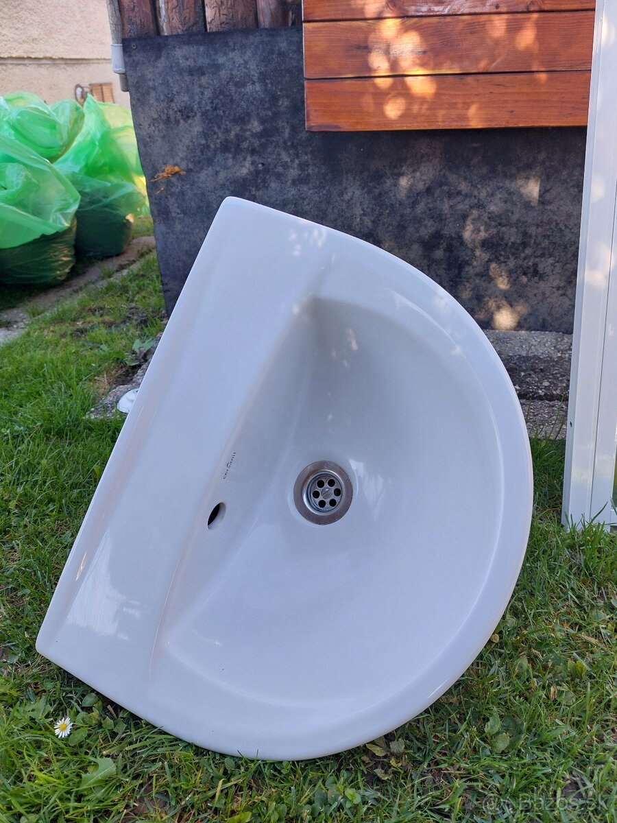 Umývadlo, radiátor, dvere do sprchového kúta