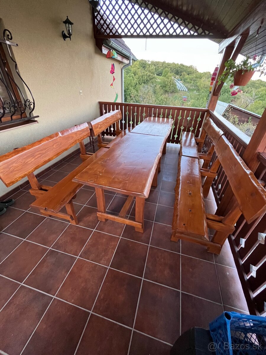 Masívny záhradný nábytok pre 6 až 12 osôb